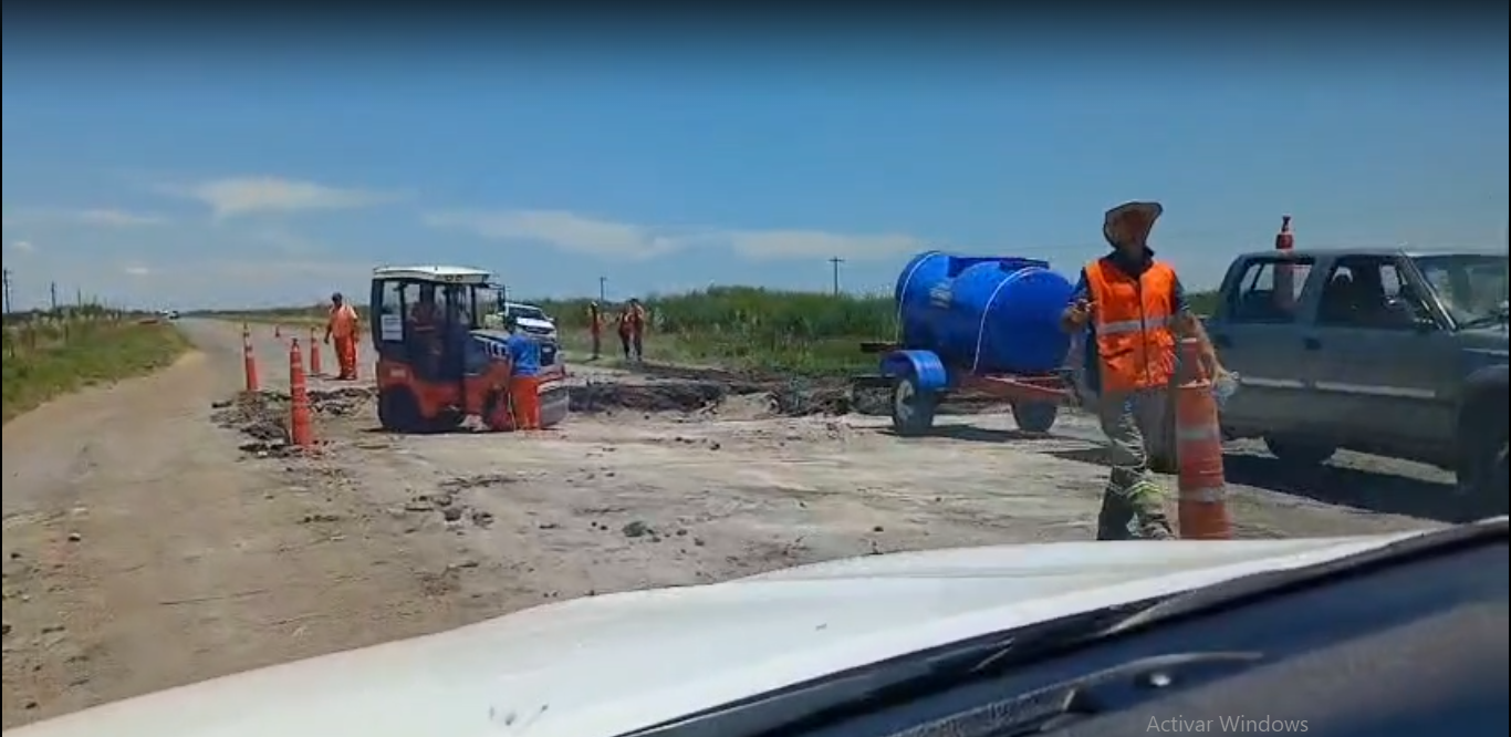 Trabajan en la reparación de la ruta nacional N° 127 entre Los Conquistadores y San Jaime