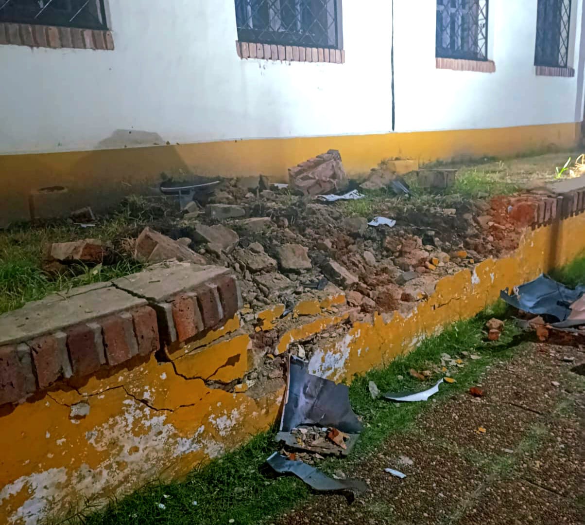 Feliciano: conductor perdió el control de su camioneta y chocó contra el muro de la escuela Normal